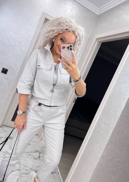 Женский летний котоновый костюм брюки и жакет на молнии серый  67 фото