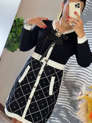 Вязаное черное платье мини на пуговицах с белыми вставками принтом бул2 фото