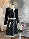 Вязаное черное платье мини на пуговицах с белыми вставками принтом бул2 фото 11